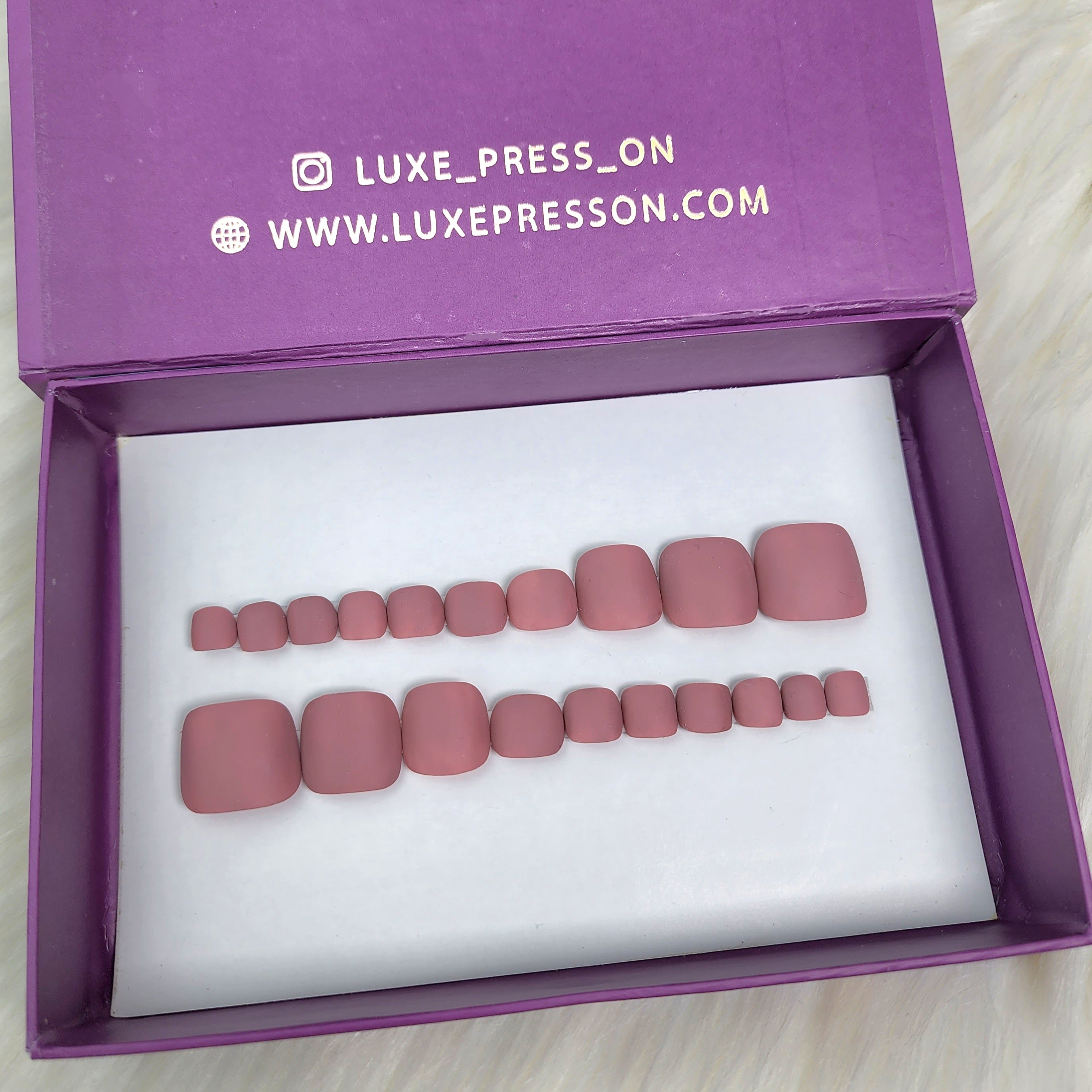 Single solid color toe set